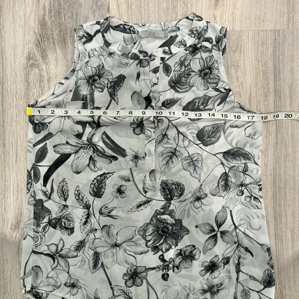 Dalia Black White Floral Sleeveless Blouse Lightweight Summer Top Size XS - Picture 3 of 7